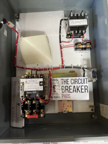 Square D Enclosed Starter 8536SGC3V81CFF4P21TX22 Size 1 120V Coil New Surplus